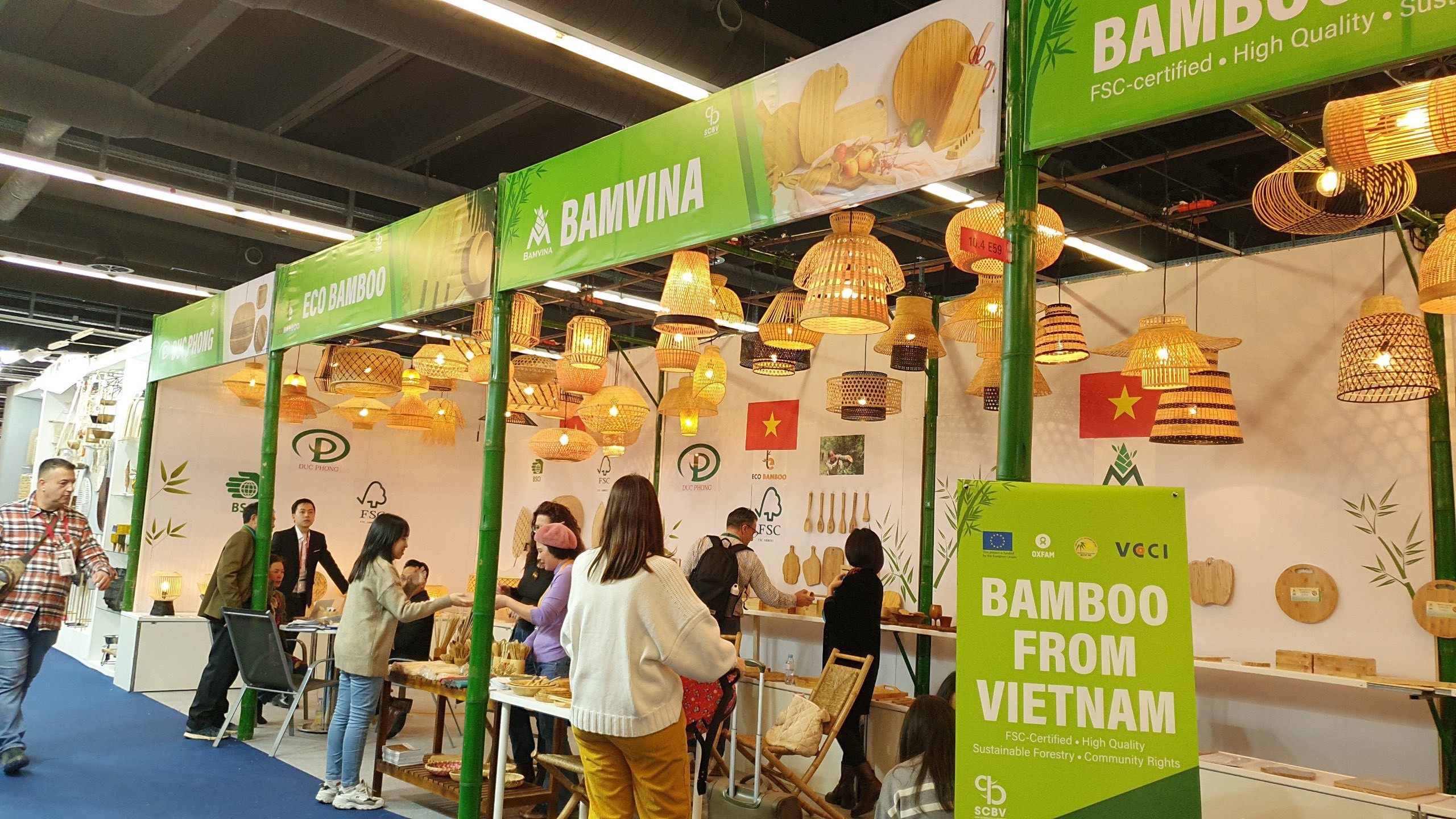 Oxfam và VCCI phối hợp hỗ trợ các doanh nghiệp tre tham gia hội chợ quốc tế Ambiente để kết nối thị trường xuất khẩu, trong khuôn khổ dự án Xây dựng chuỗi giá trị tre Việt Nam bền vững và toàn diện Oxfam và VCCI phối hợp hỗ trợ các doanh nghiệp tre tham gia hội chợ quốc tế Ambiente để kết nối thị trường xuất khẩu, trong khuôn khổ dự án Xây dựng chuỗi giá trị tre Việt Nam bền vững và toàn diện