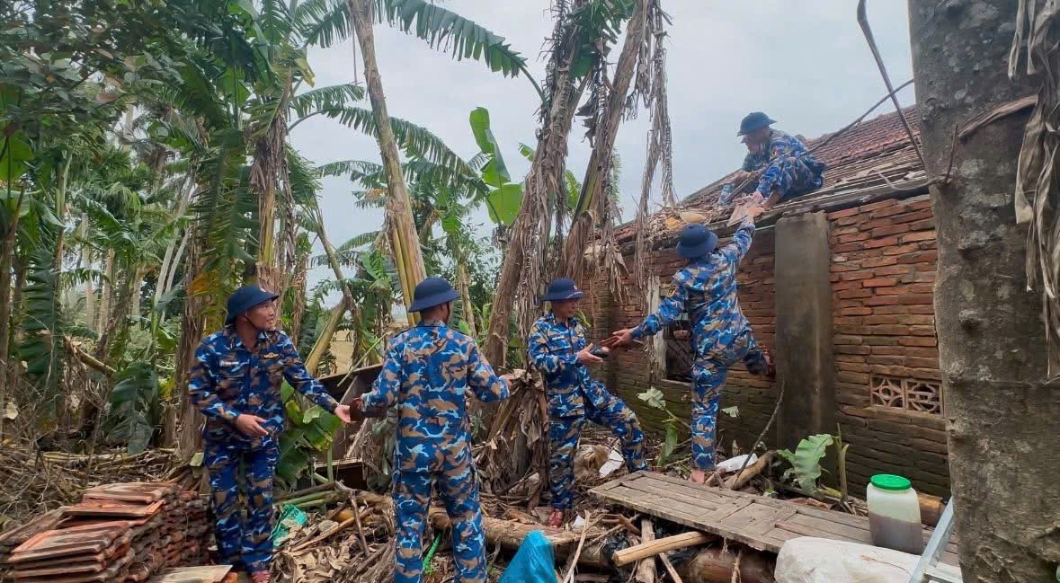 Cán bộ, chiến sỹ giúp nhân dân củng cố nhà cửa Cán bộ, chiến sỹ giúp nhân dân củng cố nhà cửa