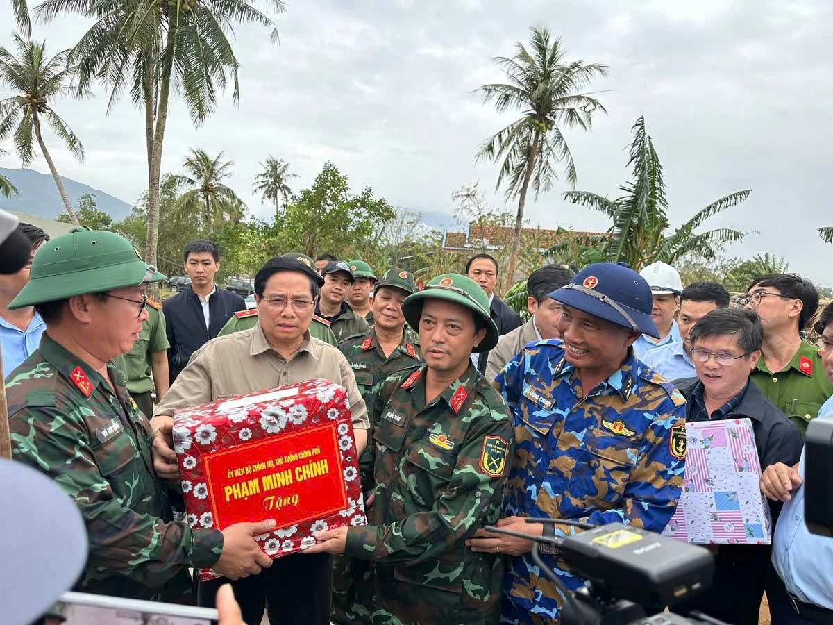 Thủ tướng Chính phủ Phạm Minh Chính tặng quà động viên các lực lượng vũ trang Thủ tướng Chính phủ Phạm Minh Chính tặng quà động viên các lực lượng vũ trang