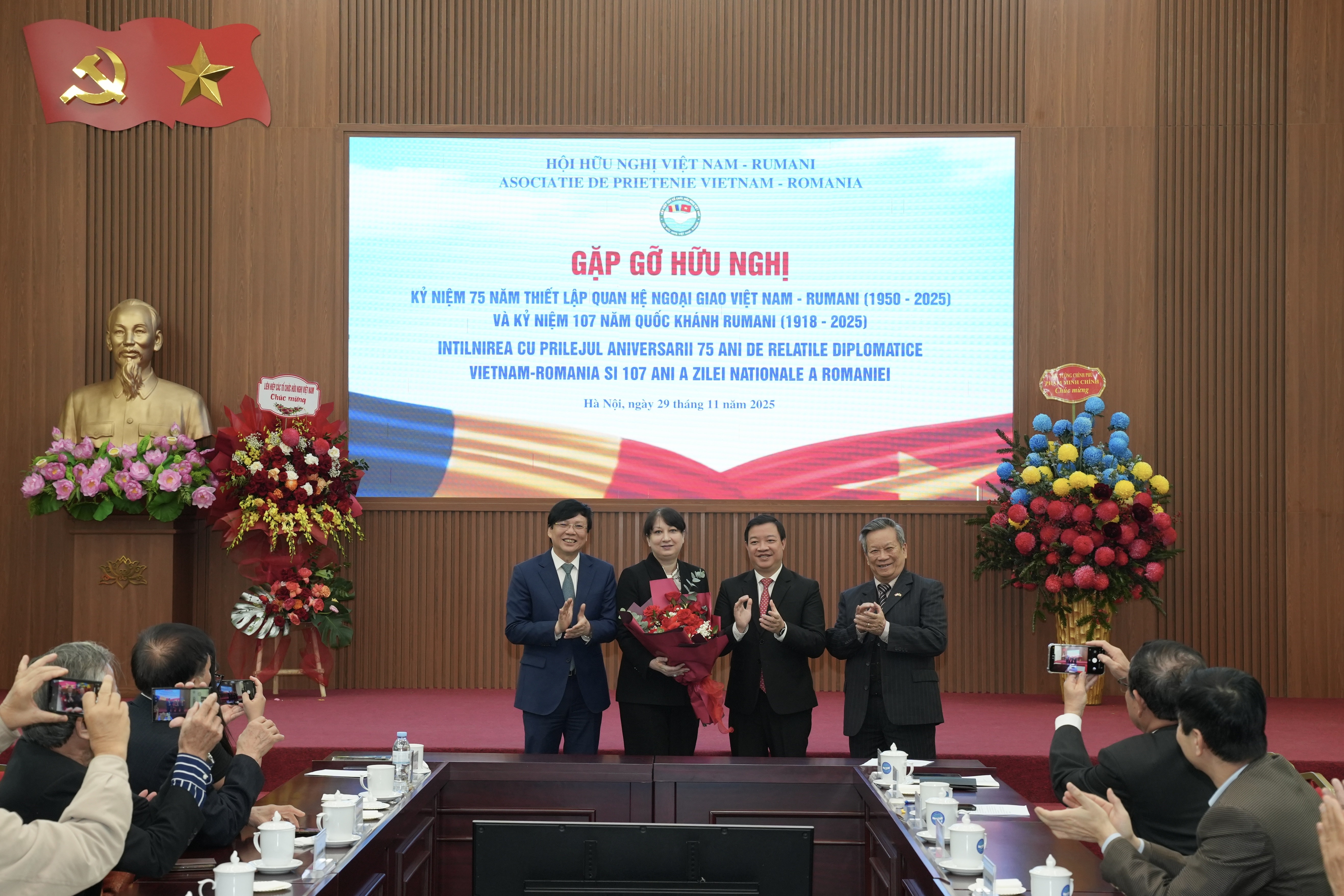 Phó chủ tịch Liên hiệp các tổ chức hữu nghị Việt Nam Nguyễn Ngọc Hùng (thứ hai, từ phải sang) tặng hoa chúc mừng Quốc khánh Romania. Phó chủ tịch Liên hiệp các tổ chức hữu nghị Việt Nam Nguyễn Ngọc Hùng (thứ hai, từ phải sang) tặng hoa chúc mừng Quốc khánh Romania.