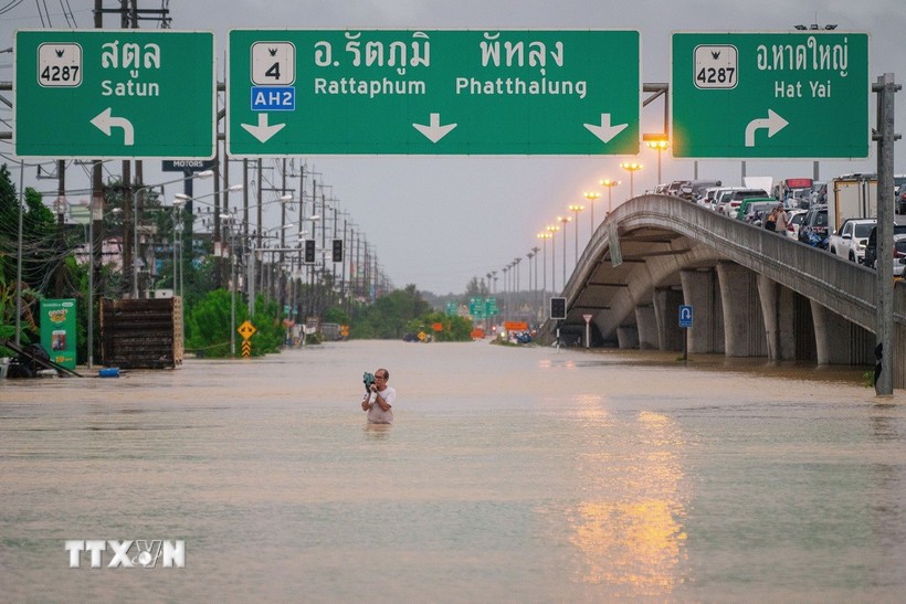 Khu vực bị ngập lụt tại tỉnh Songkhla, Thái Lan ngày 25/11/2025. (Ảnh: THX/TTXVN) Khu vực bị ngập lụt tại tỉnh Songkhla, Thái Lan ngày 25/11/2025. (Ảnh: THX/TTXVN)