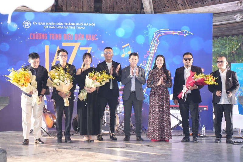 tạo điểm hẹn văn hóa cố định mỗi cuối tuần cho người dân và du khách quanh hồ Gươm. (Ảnh: T.L) tạo điểm hẹn văn hóa cố định mỗi cuối tuần cho người dân và du khách quanh hồ Gươm. (Ảnh: T.L)