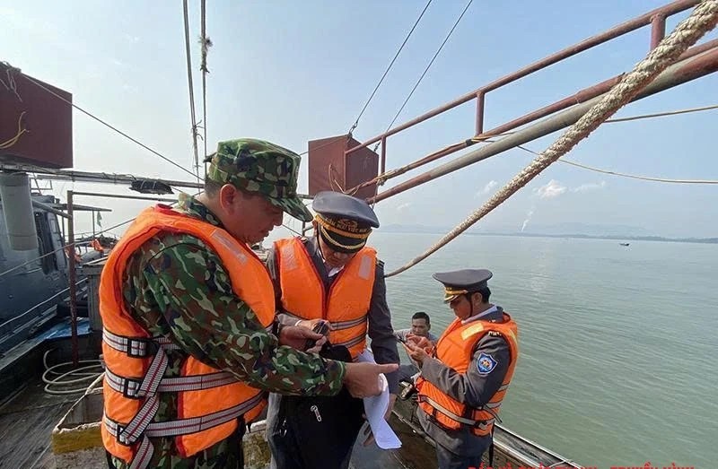 Lực lượng chức năng kiểm tra tàu cá khai thác trên biển.
