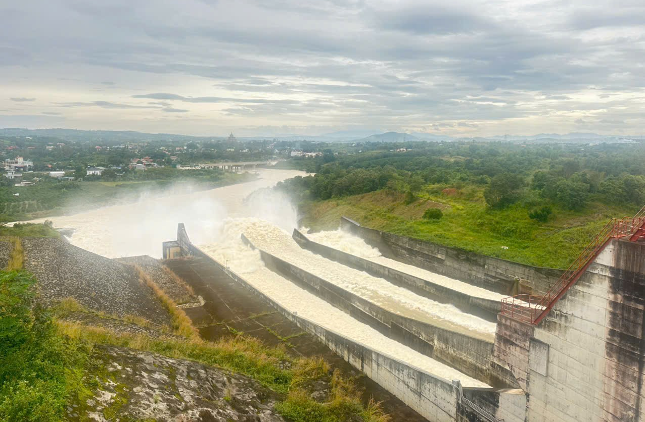 Thủy điện Đại Ninh vận hành điều tiết hồ chứa theo đúng chỉ đạo của cơ quan chức năng, góp phần cắt giảm lũ cho hạ du và bảo đảm an toàn tuyệt đối cho công trình Thủy điện Đại Ninh vận hành điều tiết hồ chứa theo đúng chỉ đạo của cơ quan chức năng, góp phần cắt giảm lũ cho hạ du và bảo đảm an toàn tuyệt đối cho công trình
