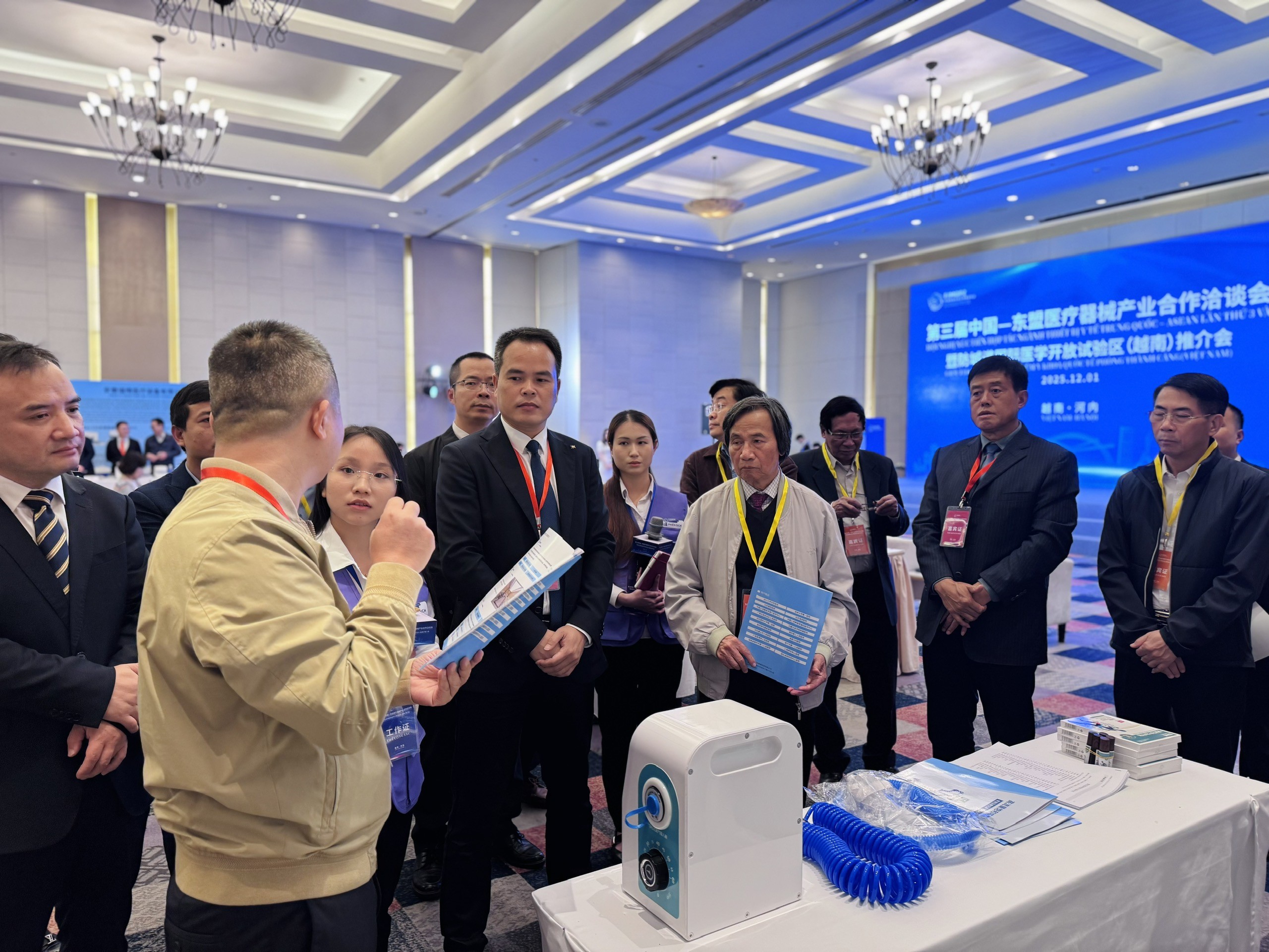 Các đại biểu tham quan các gian hàng. (Ảnh: Mai Thuỳ) Các đại biểu tham quan các gian hàng. (Ảnh: Mai Thuỳ)