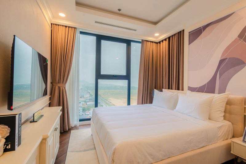 Khu căn hộ mẫu trên tầng cao đã cho khách tham quan trải nghiệm không gian sống đậm chất nghỉ dưỡng và tầm nhìn đắt giá, không chỉ cho thấy đây là nơi an cư hoàn hảo cho các chủ nhân tinh hoa mà còn thể hiện rõ nét tiềm năng kinh doanh lưu trú, hướng đến tệp khách du lịch cao cấp của căn hộ tại Newtown Diamond. Khu căn hộ mẫu trên tầng cao đã cho khách tham quan trải nghiệm không gian sống đậm chất nghỉ dưỡng và tầm nhìn đắt giá, không chỉ cho thấy đây là nơi an cư hoàn hảo cho các chủ nhân tinh hoa mà còn thể hiện rõ nét tiềm năng kinh doanh lưu trú, hướng đến tệp khách du lịch cao cấp của căn hộ tại Newtown Diamond.