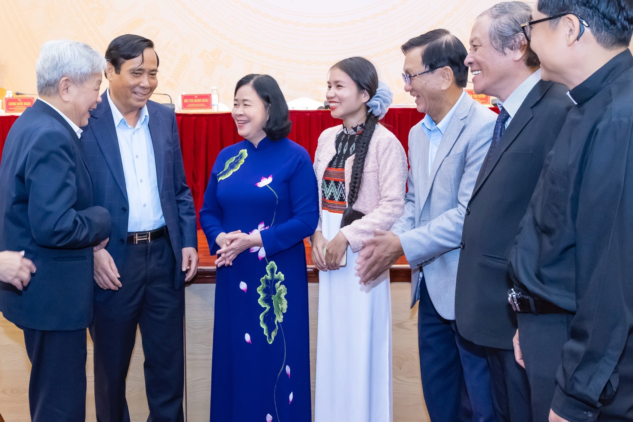 Bà Bùi Thị Minh Hoài, Ủy viên Bộ Chính trị, Bí thư Trung ương Đảng, Bí thư Đảng ủy MTTQ, các đoàn thể Trung ương, Chủ tịch Ủy ban Trung ương MTTQ Việt Nam trao đổi với các đại biểu tại Hội nghị lấy ý kiến, góp ý của các cụ, các vị, các đồng chí Ủy viên UBTƯ MTTQ Việt Nam đối với các dự thảo văn kiện trình Đại hội đại biểu toàn quốc lần thứ XIV của Đảng Bà Bùi Thị Minh Hoài, Ủy viên Bộ Chính trị, Bí thư Trung ương Đảng, Bí thư Đảng ủy MTTQ, các đoàn thể Trung ương, Chủ tịch Ủy ban Trung ương MTTQ Việt Nam trao đổi với các đại biểu tại Hội nghị lấy ý kiến, góp ý của các cụ, các vị, các đồng chí Ủy viên UBTƯ MTTQ Việt Nam đối với các dự thảo văn kiện trình Đại hội đại biểu toàn quốc lần thứ XIV của Đảng