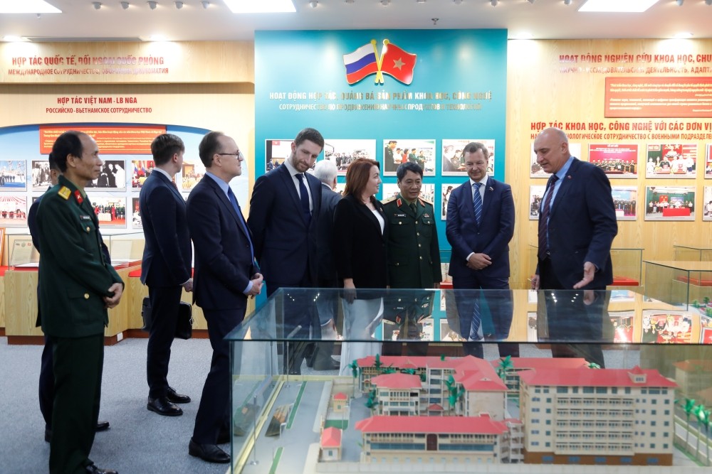 Phó Chủ tịch Yatskin Andrey Vladimirovich tham quan Nhà truyền thống Trung tâm Nhiệt đới Việt - Nga. Phó Chủ tịch Yatskin Andrey Vladimirovich tham quan Nhà truyền thống Trung tâm Nhiệt đới Việt - Nga.