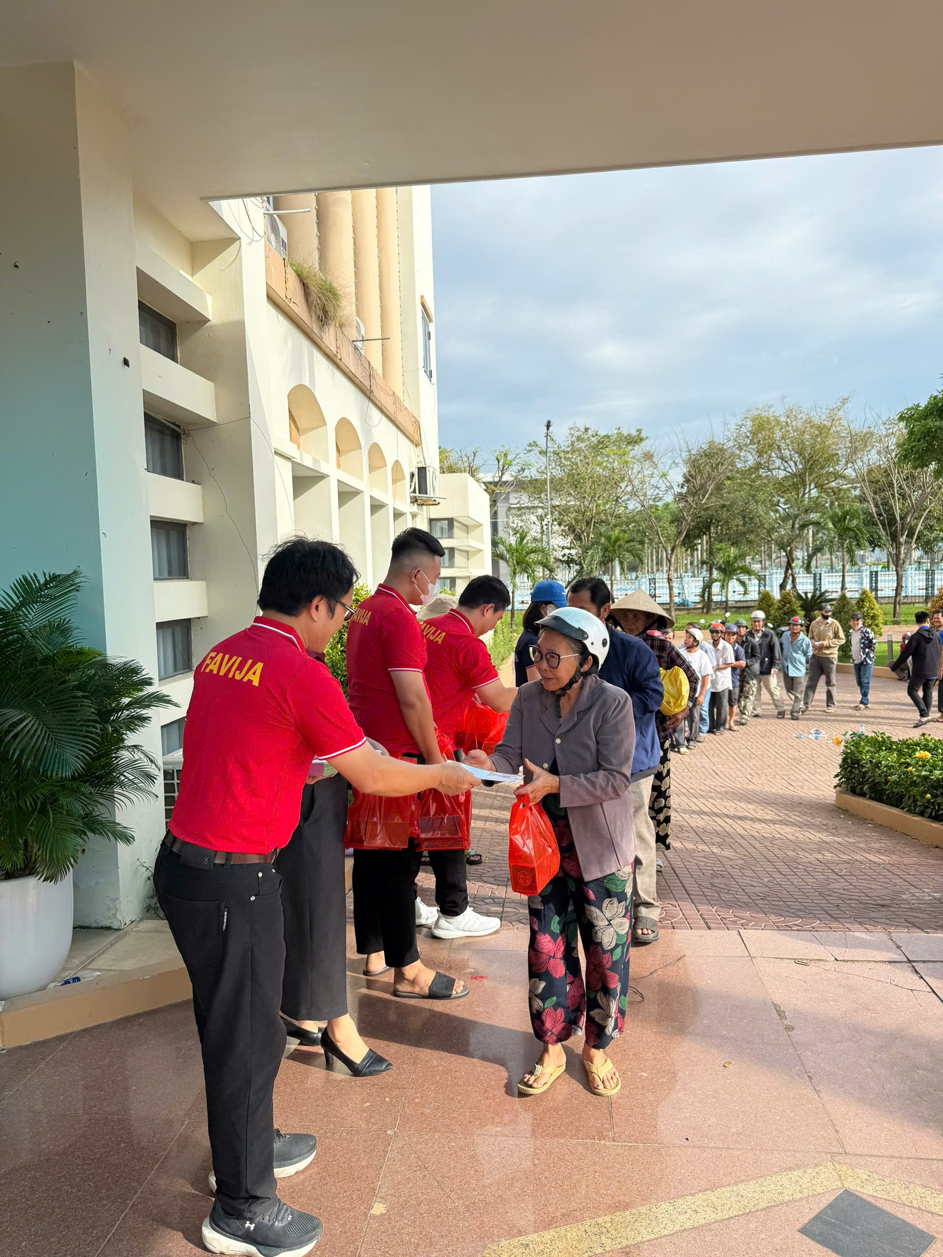 FAVIJA trao quà 150 suất quà tới bà con vùng lũ Đắk Lắk FAVIJA trao quà 150 suất quà tới bà con vùng lũ Đắk Lắk