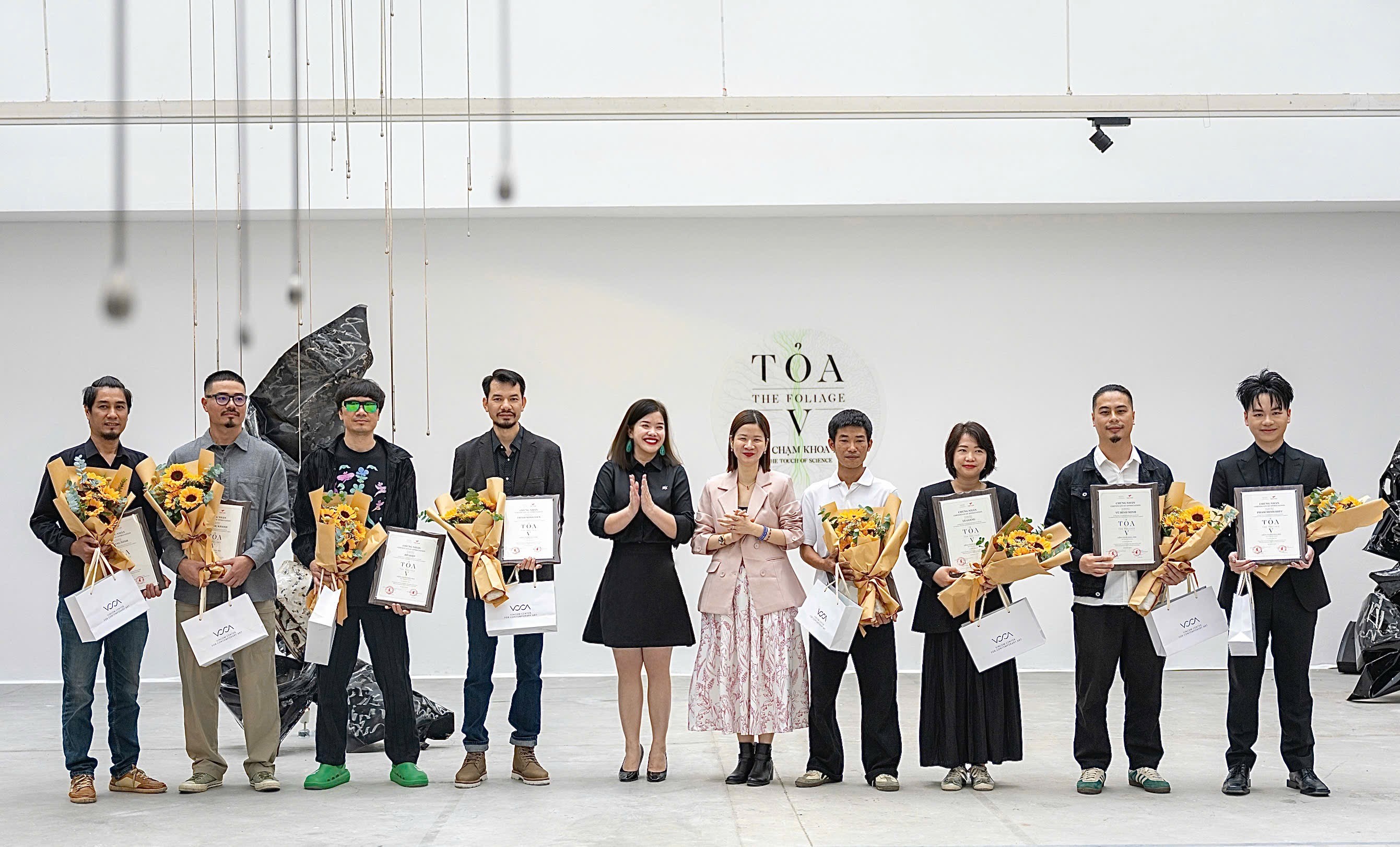 TS Lê Thái Hà - Giám đốc điều hành Quỹ Vinfuture và Chị Nguyễn Trà My - Giám đốc VCCA trao tặng hoa, quà và chứng nhận cho các Nghệ sĩ tham gia Triển lãm TOẢ V - ĐIỂM CHẠM KHOA HỌC TS Lê Thái Hà - Giám đốc điều hành Quỹ Vinfuture và Chị Nguyễn Trà My - Giám đốc VCCA trao tặng hoa, quà và chứng nhận cho các Nghệ sĩ tham gia Triển lãm TOẢ V - ĐIỂM CHẠM KHOA HỌC