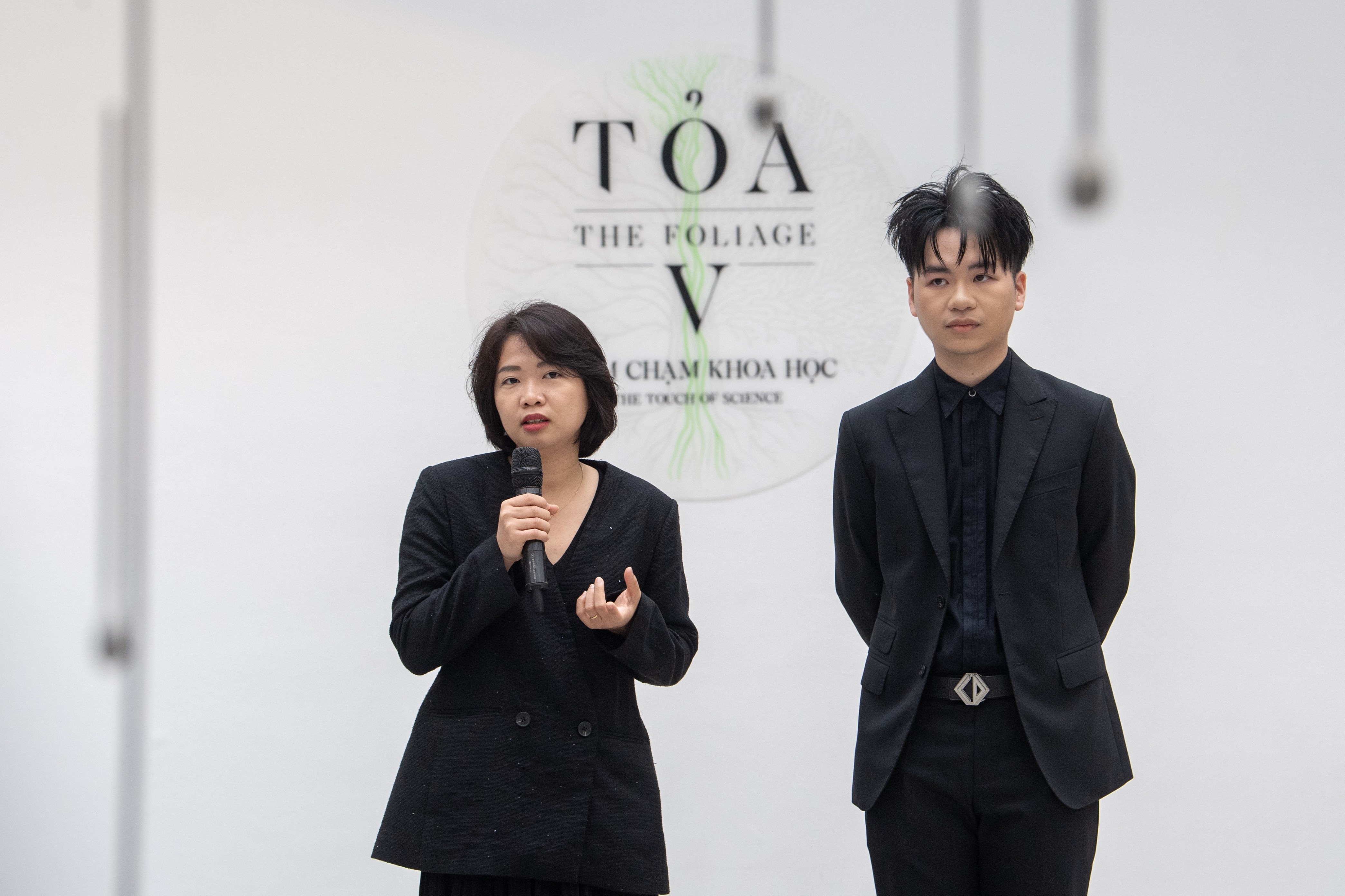 Nghệ sĩ Lê Giang và Nghệ sĩ Phạm Minh Hiếu phát biểu tại khai mạc Triển lãm TOẢ V - ĐIỂM CHẠM KHOA HỌC Nghệ sĩ Lê Giang và Nghệ sĩ Phạm Minh Hiếu phát biểu tại khai mạc Triển lãm TOẢ V - ĐIỂM CHẠM KHOA HỌC