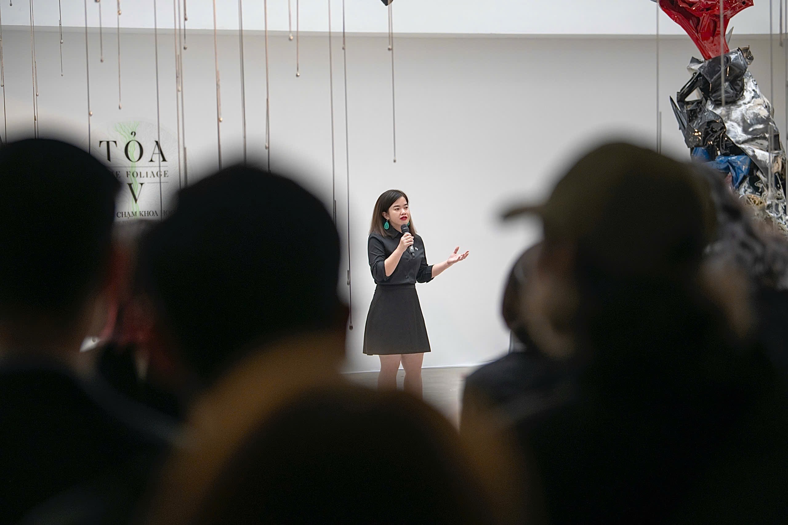 Chị Nguyễn Trà My - Giám đốc VCCA phát biểu tại khai mạc Triển lãm TOẢ V - ĐIỂM CHẠM KHOA HỌC Chị Nguyễn Trà My - Giám đốc VCCA phát biểu tại khai mạc Triển lãm TOẢ V - ĐIỂM CHẠM KHOA HỌC
