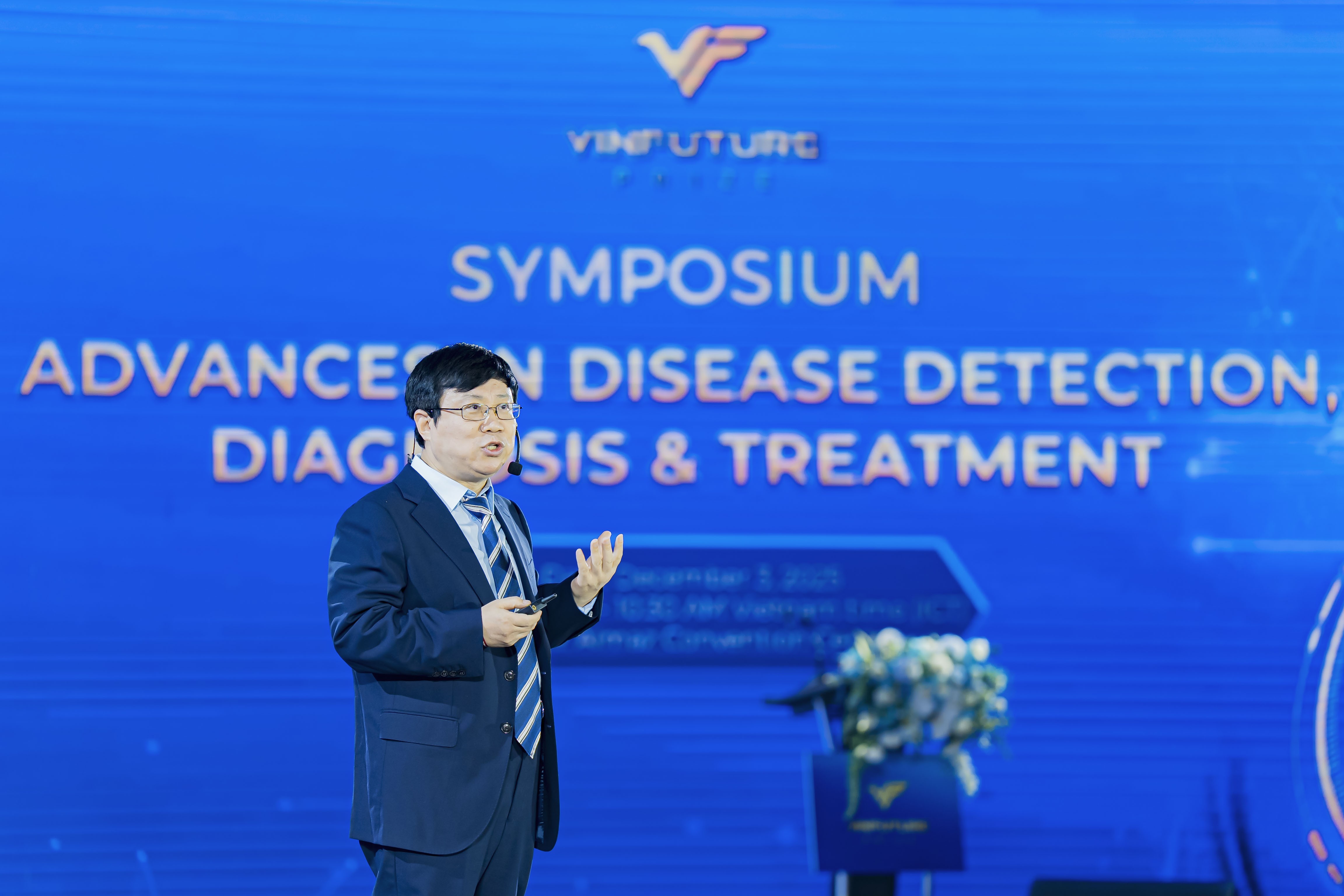 GS. Chuanbin Mao từ Đại học Trung văn Hồng Kông chia sẻ tại tọa đàm. GS. Chuanbin Mao từ Đại học Trung văn Hồng Kông chia sẻ tại tọa đàm.