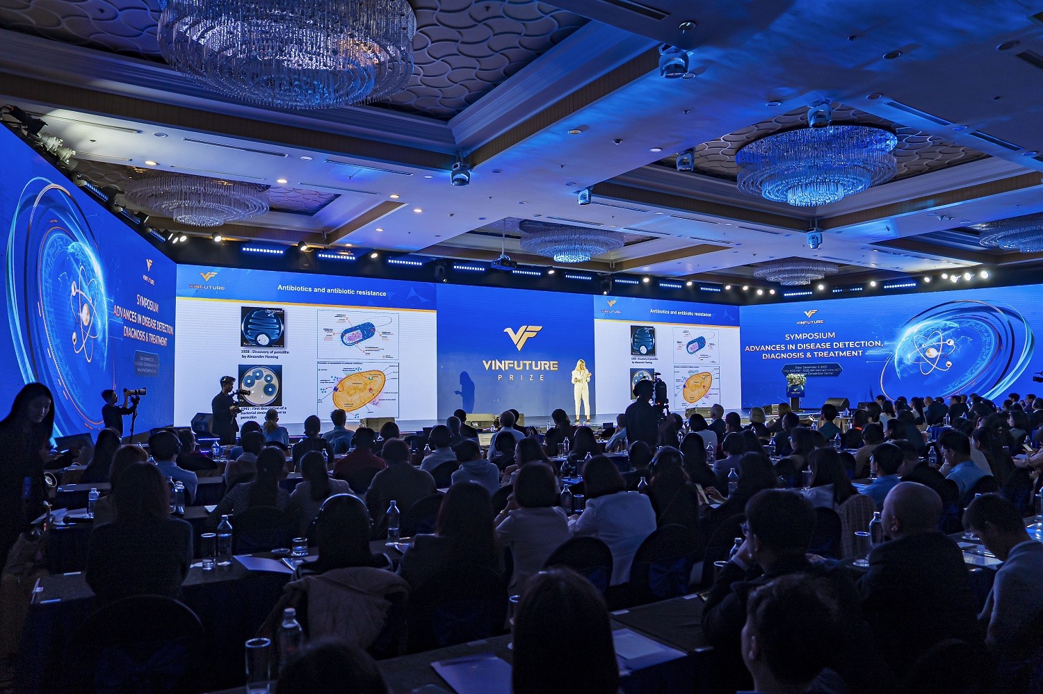 GS. Pascale Cossart - nhà nghiên cứu tiên phong trong lĩnh vực vi sinh vật học tế bào đến từ Viện Pasteur Paris (Pháp), Thành viên Hội đồng Giải thưởng VinFuture chia sẻ tại tọa đàm sáng nay. GS. Pascale Cossart - nhà nghiên cứu tiên phong trong lĩnh vực vi sinh vật học tế bào đến từ Viện Pasteur Paris (Pháp), Thành viên Hội đồng Giải thưởng VinFuture chia sẻ tại tọa đàm sáng nay.