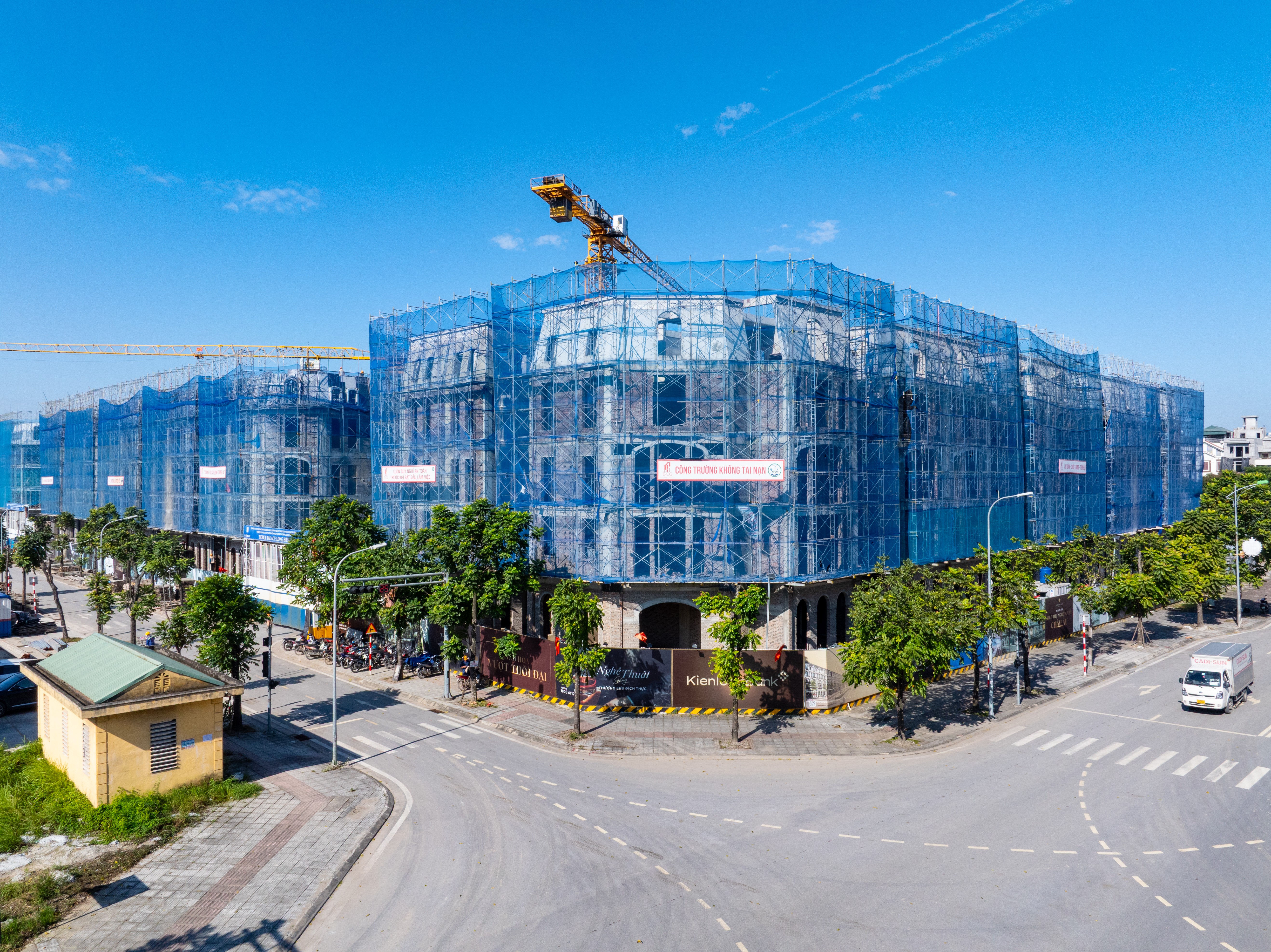 Noble Palace Long Bien đang được thi công với tiến độ ấn tượng: 77% dinh thự đã cất nóc, 88% số căn bước vào giai đoạn xây tường với 20% số căn đã hoàn thiện trát tường ngoài tầng 1, dự kiến bàn giao từ quý I/2026 Noble Palace Long Bien đang được thi công với tiến độ ấn tượng: 77% dinh thự đã cất nóc, 88% số căn bước vào giai đoạn xây tường với 20% số căn đã hoàn thiện trát tường ngoài tầng 1, dự kiến bàn giao từ quý I/2026