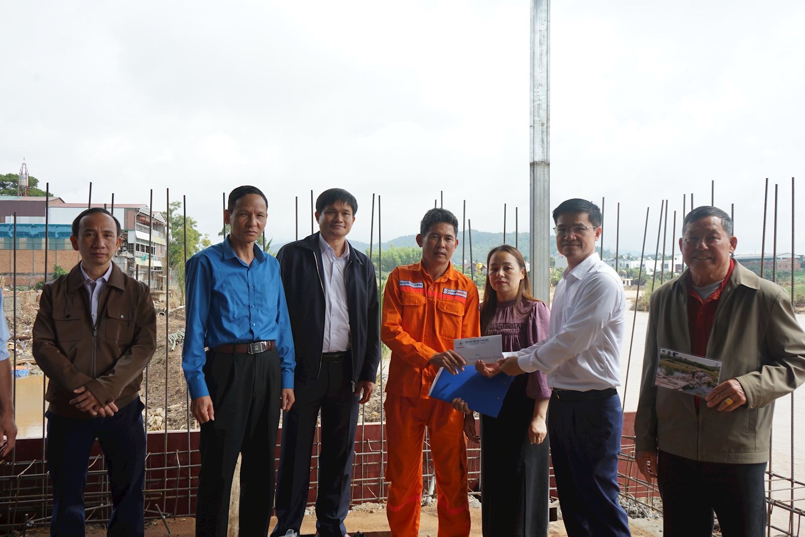 Đoàn công tác EVNGENCO1 thăm, động viên người lao động Công ty Thủy điện Đại Ninh bị ảnh hưởng sau mưa lũ Đoàn công tác EVNGENCO1 thăm, động viên người lao động Công ty Thủy điện Đại Ninh bị ảnh hưởng sau mưa lũ