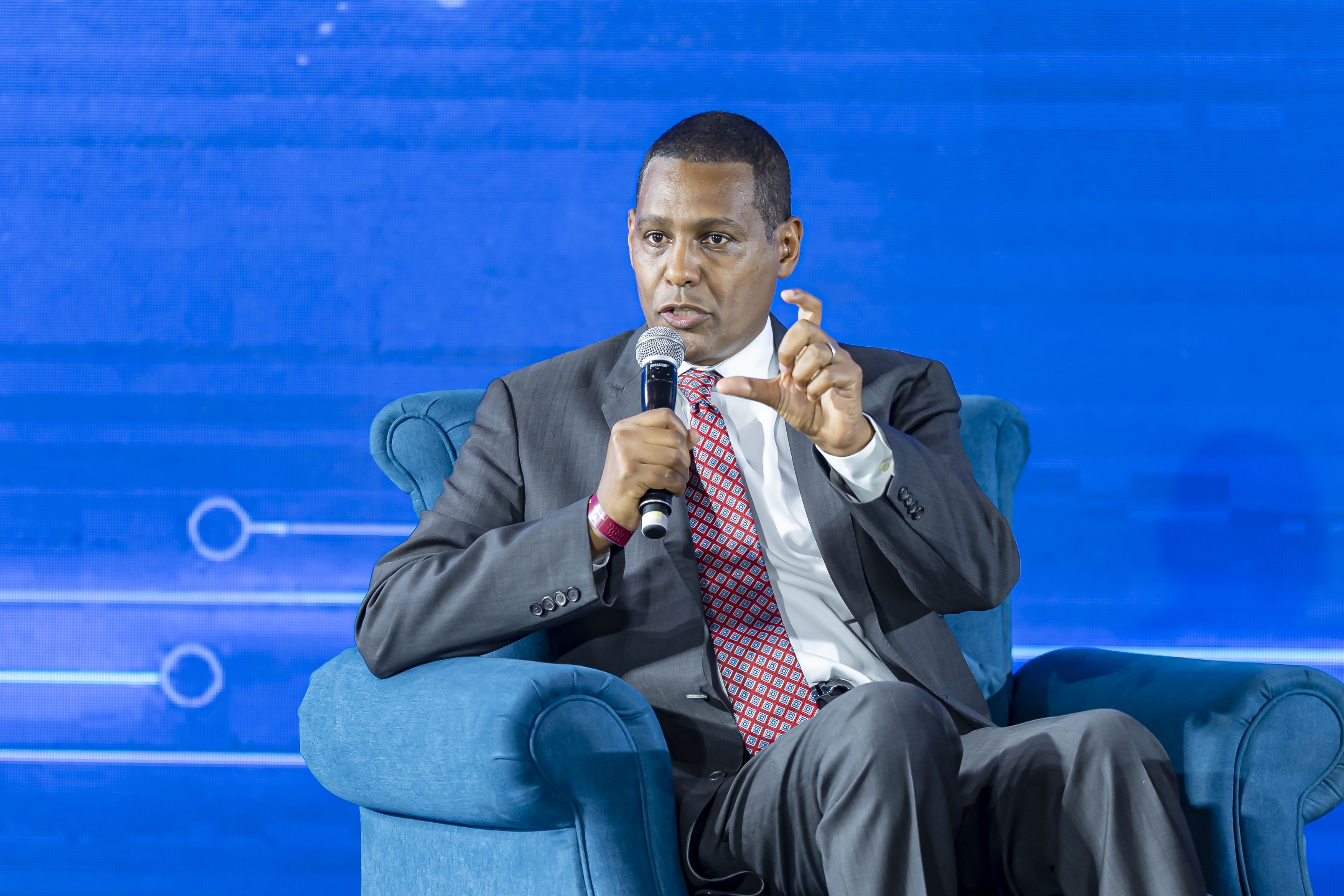 Ảnh 4: GS. Ermias Kebreab từ Đại học California chia sẻ về mô hình ứng dụng AI trong nghiên cứu và sản xuất nông nghiệp. Ảnh 4: GS. Ermias Kebreab từ Đại học California chia sẻ về mô hình ứng dụng AI trong nghiên cứu và sản xuất nông nghiệp.