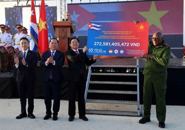 Phó thủ tướng Hồ Quốc Dũng trao biển tượng trưng đợt 2 Chương trình Khởi công dự án điện mặt trời - biểu tượng mới của nghĩa tình Việt Nam dành tặng Cuba