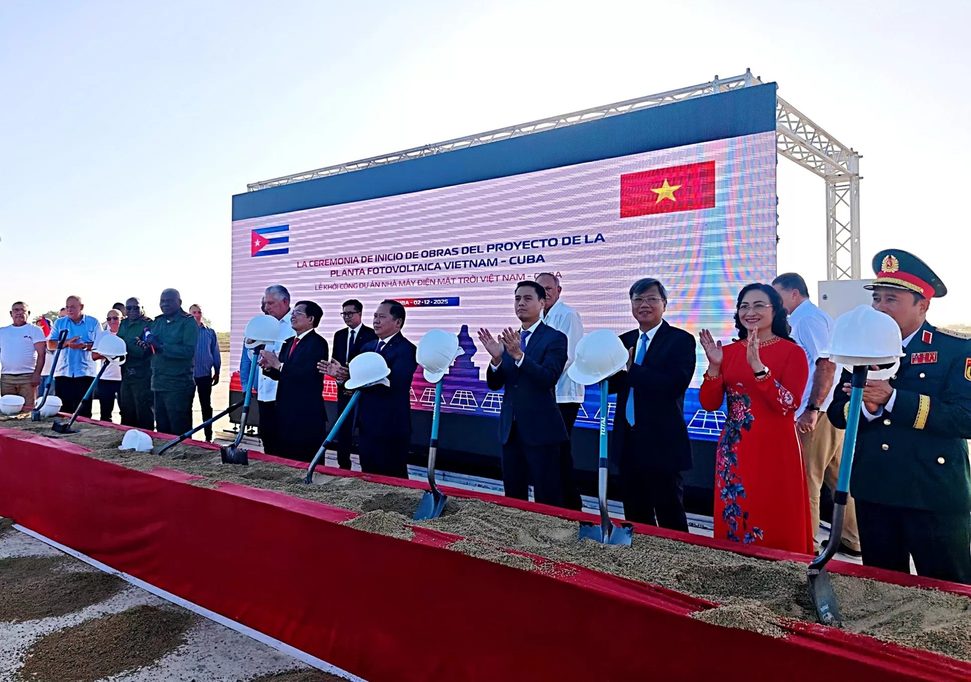 Lễ khởi công nhà máy điện Mặt trời Vista Alegre. Lễ khởi công nhà máy điện Mặt trời Vista Alegre.