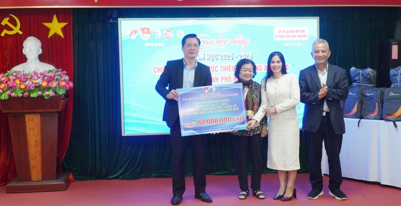 Huế: trao 80 suất học bổng cho học sinh DTTS và khu vực biển - đảo Huế: trao 80 suất học bổng cho học sinh DTTS và khu vực biển - đảo
