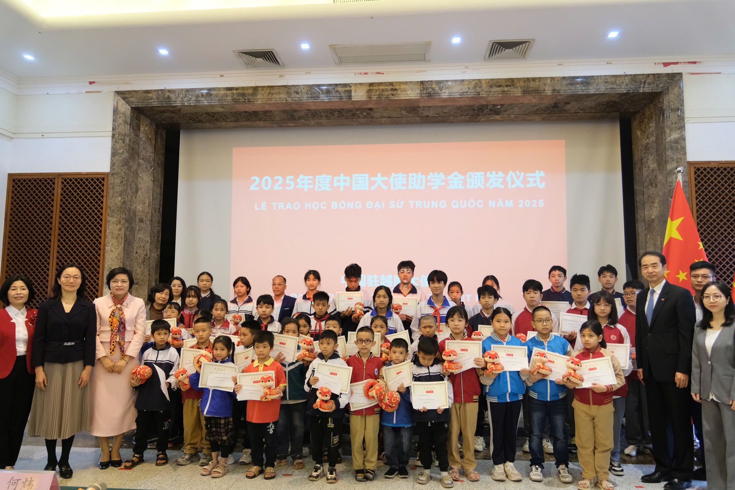 Trao học bổng Đại sứ Trung Quốc năm 2025 cho 225 học sinh vượt khó Trao học bổng Đại sứ Trung Quốc năm 2025 cho 225 học sinh vượt khó