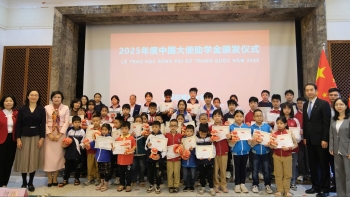 trao hoc bong dai su trung quoc nam 2025 cho 225 hoc sinh vuot kho