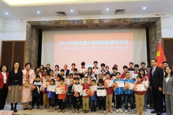 Trao học bổng Đại sứ Trung Quốc năm 2025 cho 225 học sinh vượt khó