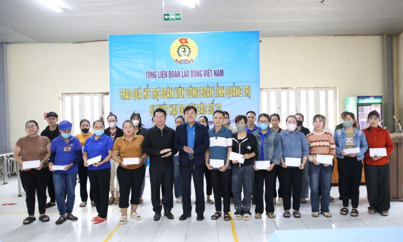 Trao quà tới công nhân lao động gặp khó khăn do lũ gây ra. (Ảnh: T.L)