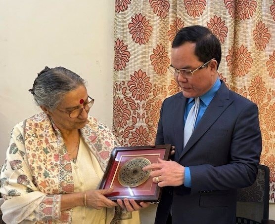 Ông Nguyễn Đình Khang tại buổi Hội đàm với bà Amarjeet Kaur, Tổng Thư ký Liên hiệp Công đoàn toàn Ấn. (Ảnh: T.L) Ông Nguyễn Đình Khang tại buổi Hội đàm với bà Amarjeet Kaur, Tổng Thư ký Liên hiệp Công đoàn toàn Ấn. (Ảnh: T.L)