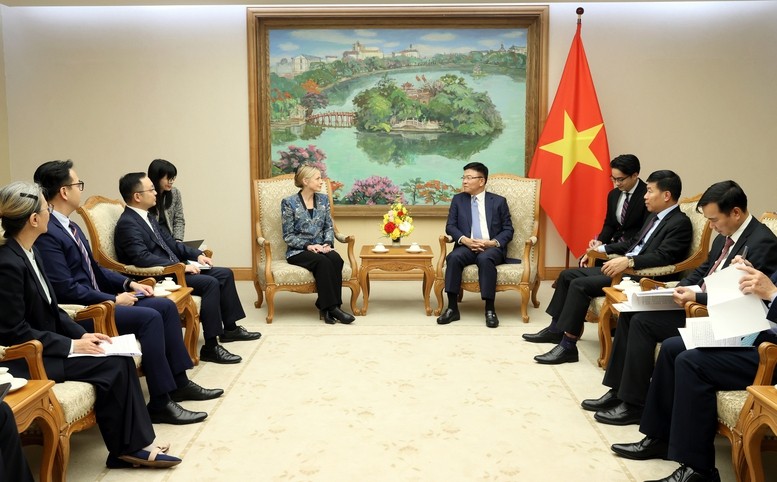 Phó Thủ tướng khẳng định, Chính phủ Việt Nam sẵn sàng tạo điều kiện thuận lợi để Amazon hợp tác, đầu tư kinh doanh lâu dài, hiệu quả tại Việt Nam - Ảnh: VGP/Đức Tuân Phó Thủ tướng khẳng định, Chính phủ Việt Nam sẵn sàng tạo điều kiện thuận lợi để Amazon hợp tác, đầu tư kinh doanh lâu dài, hiệu quả tại Việt Nam - Ảnh: VGP/Đức Tuân