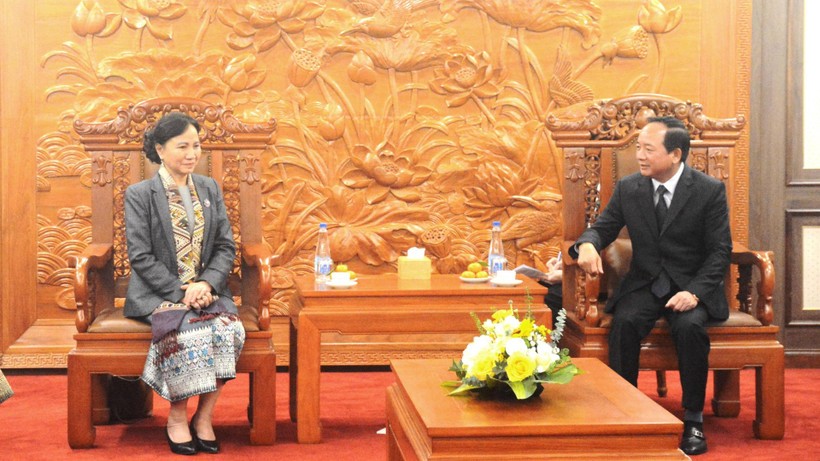 Đồng chí Trịnh Văn Quyết (bên phải) tiếp đồng chí Inlavan Keobounphanh. Đồng chí Trịnh Văn Quyết (bên phải) tiếp đồng chí Inlavan Keobounphanh.