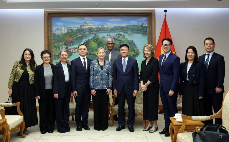 Phó Thủ tướng Lê Thành Long và lãnh đạo Tập đoàn Amazon - Ảnh: VGP/Đức Tuân Phó Thủ tướng Lê Thành Long và lãnh đạo Tập đoàn Amazon - Ảnh: VGP/Đức Tuân