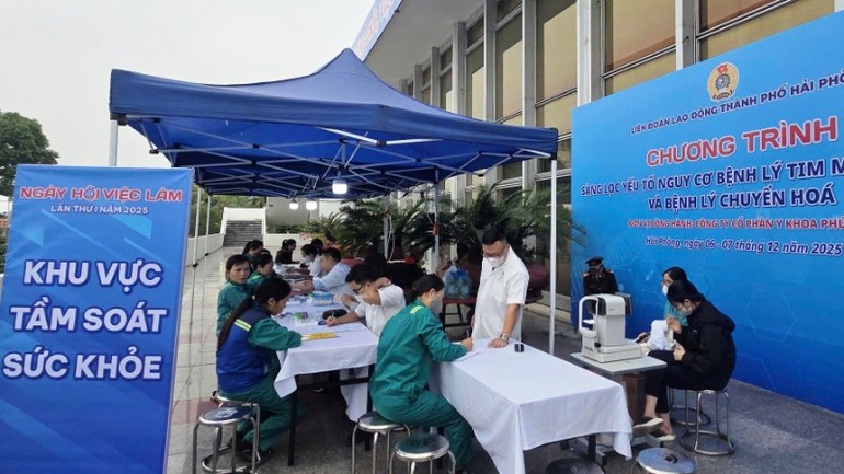 Ban tổ chức còn bố trí khám sàng lọc sức khỏe và các hoạt động phúc lợi nhằm hỗ trợ người lao động. (Ảnh: T.L) Ban tổ chức còn bố trí khám sàng lọc sức khỏe và các hoạt động phúc lợi nhằm hỗ trợ người lao động. (Ảnh: T.L)