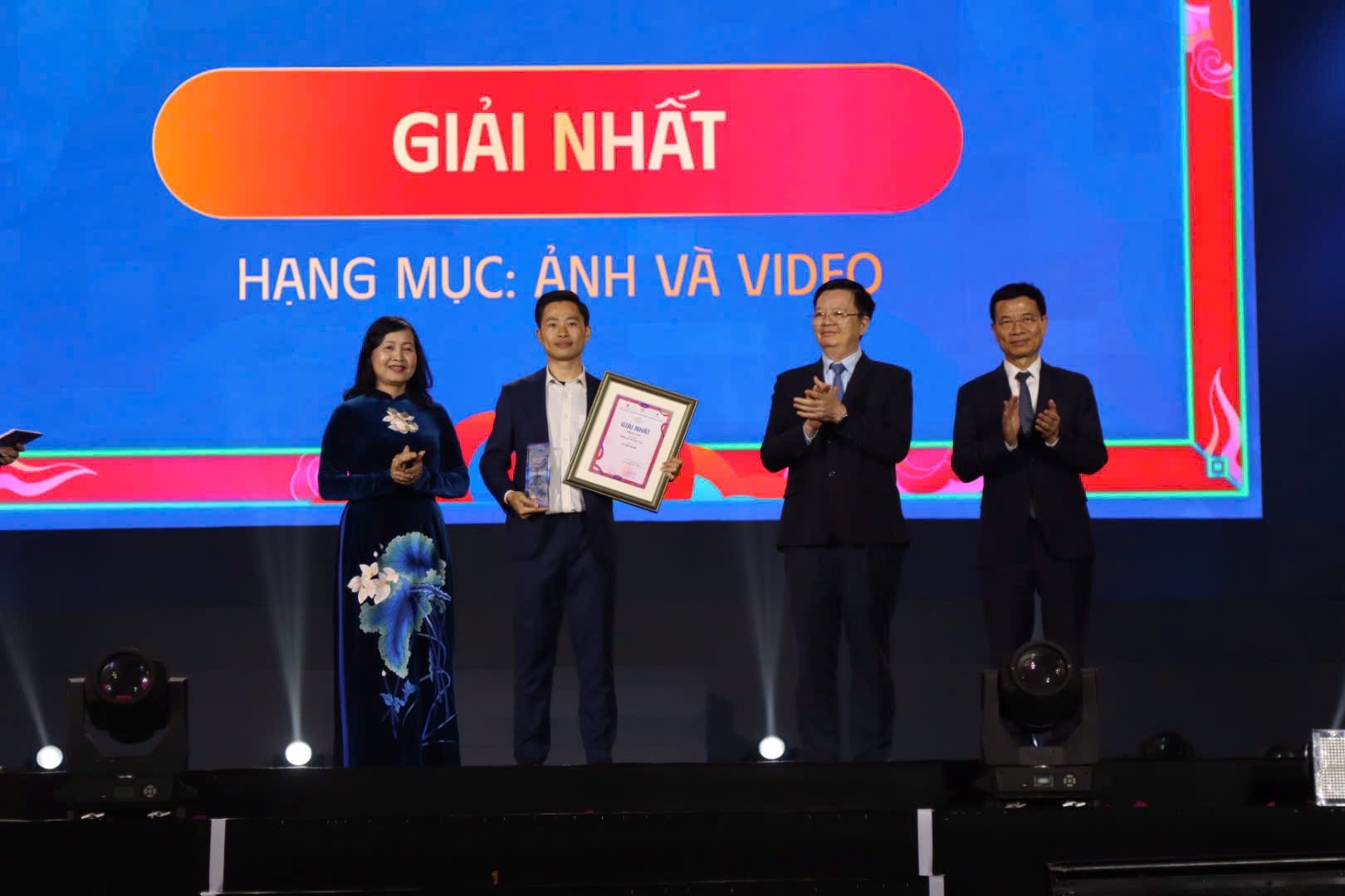 Phó Thủ tướng Mai Văn Chính và các đại biểu chúc mừng tác giả đoạt giải Nhất. (Ảnh: Báo Hànộimới) Phó Thủ tướng Mai Văn Chính và các đại biểu chúc mừng tác giả đoạt giải Nhất. (Ảnh: Báo Hànộimới)