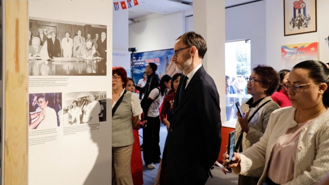 Hơn 200 tư liệu, hiện vật kể chuyện 65 năm nghĩa tình Việt Nam - Cuba