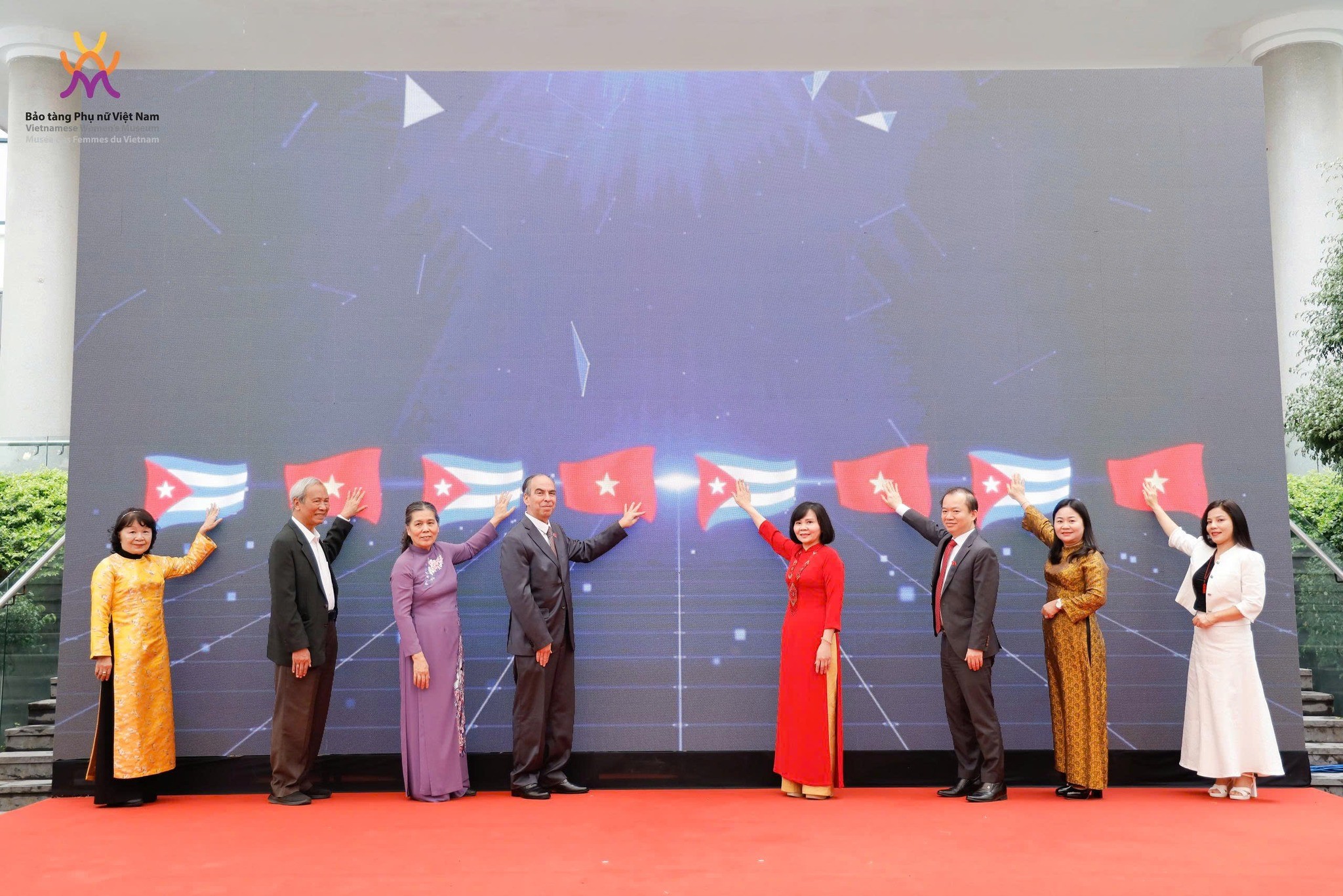 Các đại biểu thực hiện nghi thức khai mạc triển lãm. (Ảnh: Bảo tàng Phụ nữ Việt Nam) Các đại biểu thực hiện nghi thức khai mạc triển lãm. (Ảnh: Bảo tàng Phụ nữ Việt Nam)