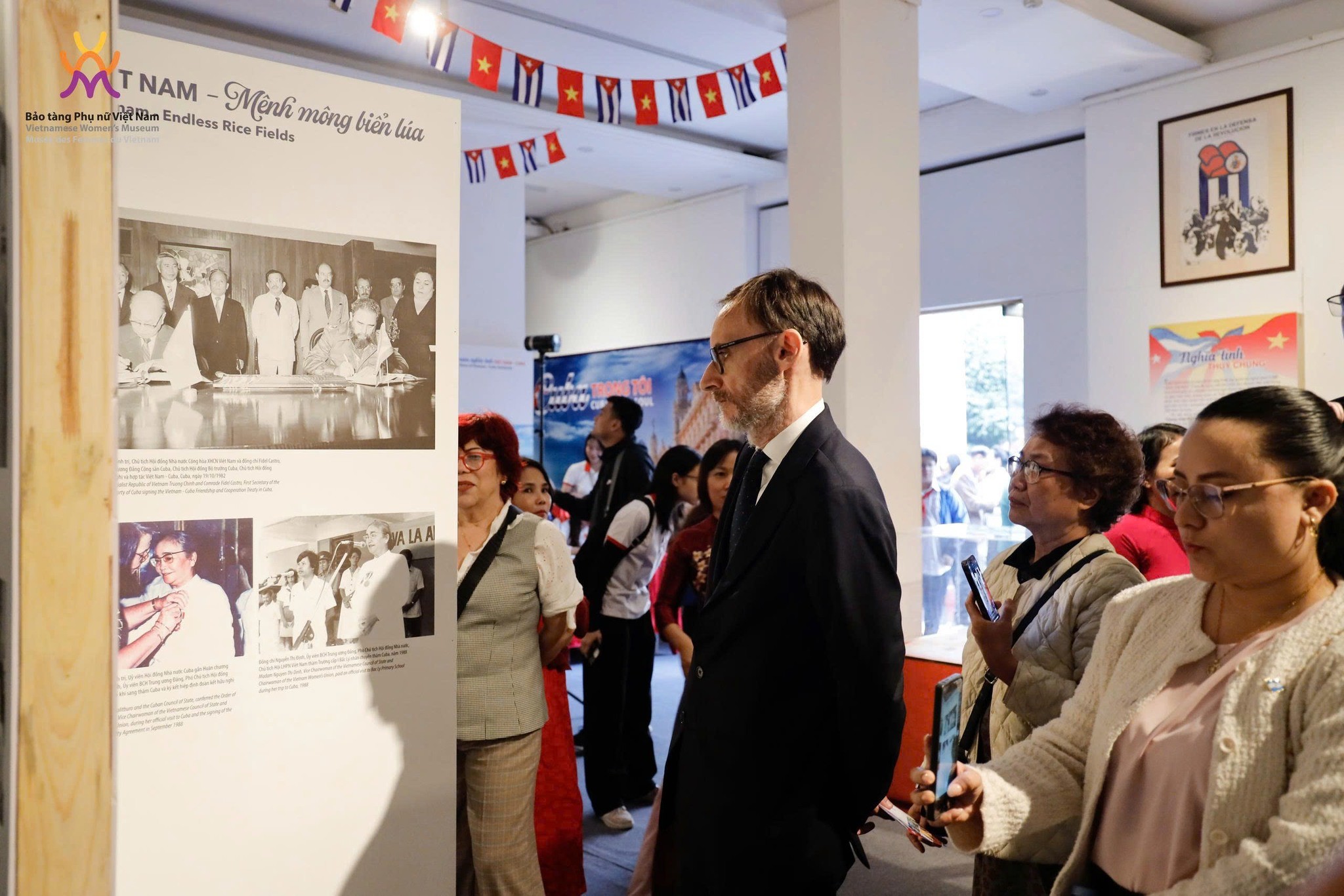 Các đại biểu tham quan triển lãm. (Ảnh: Bảo tàng Phụ nữ Việt Nam) Các đại biểu tham quan triển lãm. (Ảnh: Bảo tàng Phụ nữ Việt Nam)