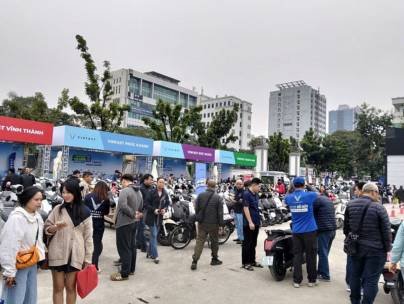 Khách hàng Hà Nội hào hứng đổi xe xăng lấy xe máy điện VinFast Khách hàng Hà Nội hào hứng đổi xe xăng lấy xe máy điện VinFast