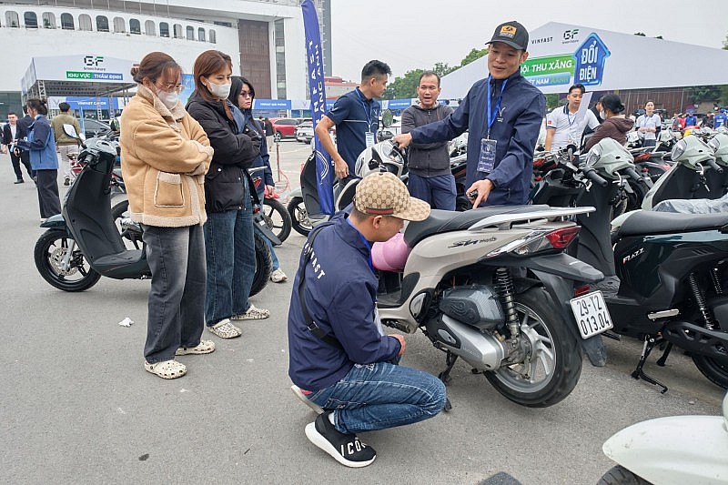 Khách hàng Hà Nội hào hứng đổi xe xăng lấy xe máy điện VinFast Khách hàng Hà Nội hào hứng đổi xe xăng lấy xe máy điện VinFast