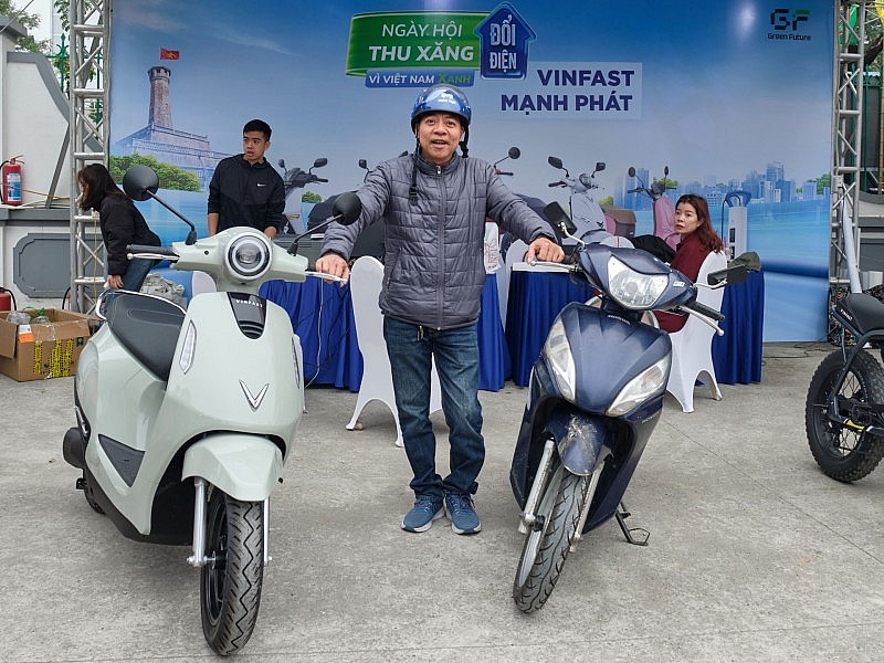 Khách hàng Hà Nội hào hứng đổi xe xăng lấy xe máy điện VinFast Khách hàng Hà Nội hào hứng đổi xe xăng lấy xe máy điện VinFast