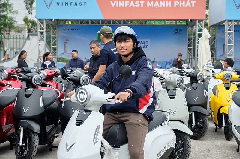 Khách hàng Hà Nội hào hứng đổi xe xăng lấy xe máy điện VinFast Khách hàng Hà Nội hào hứng đổi xe xăng lấy xe máy điện VinFast