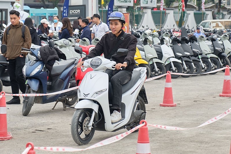 Khách hàng Hà Nội hào hứng đổi xe xăng lấy xe máy điện VinFast Khách hàng Hà Nội hào hứng đổi xe xăng lấy xe máy điện VinFast