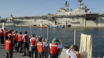 quan nhan hoa ky tren hai tau tuan duong tham da nang