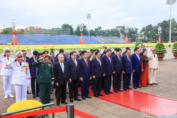 [Ảnh] Lãnh đạo Đảng, Nhà nước vào Lăng viếng Chủ tịch Hồ Chí Minh và dâng hương tưởng niệm các Anh hùng-Liệt sĩ