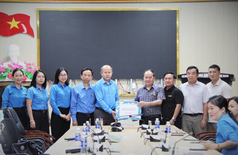 Lao động thành phố Lê Văn Đại đã đến thăm hỏi, động viên doanh nghiệp bị ảnh hưởng bởi mưa lũ. (Ảnh: T.L) Lao động thành phố Lê Văn Đại đã đến thăm hỏi, động viên doanh nghiệp bị ảnh hưởng bởi mưa lũ. (Ảnh: T.L)