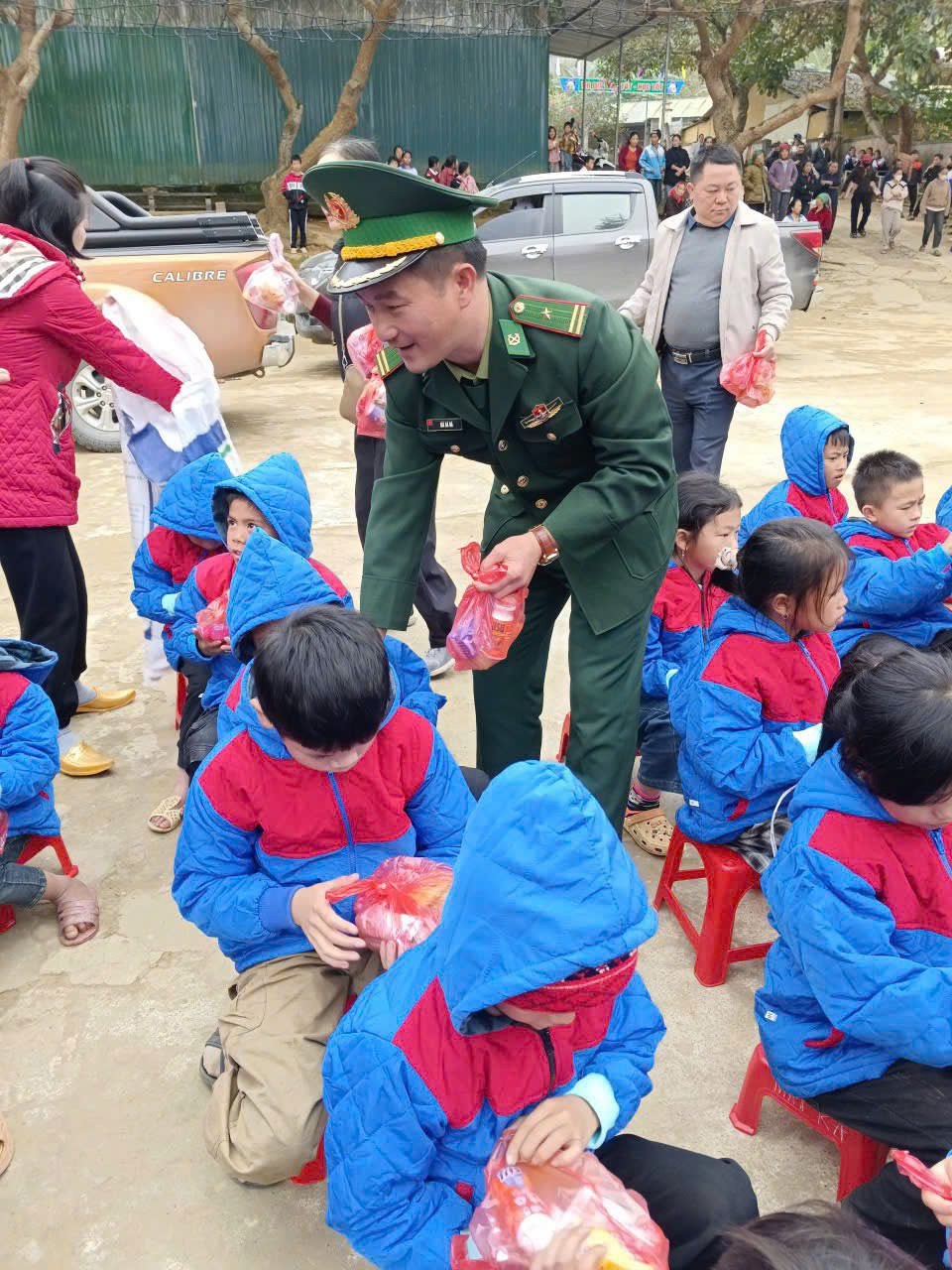 [Ảnh] Đồn Biên phòng Na Ngoi trao 484 suất quà cho học sinh và hộ dân trước mùa giá rét