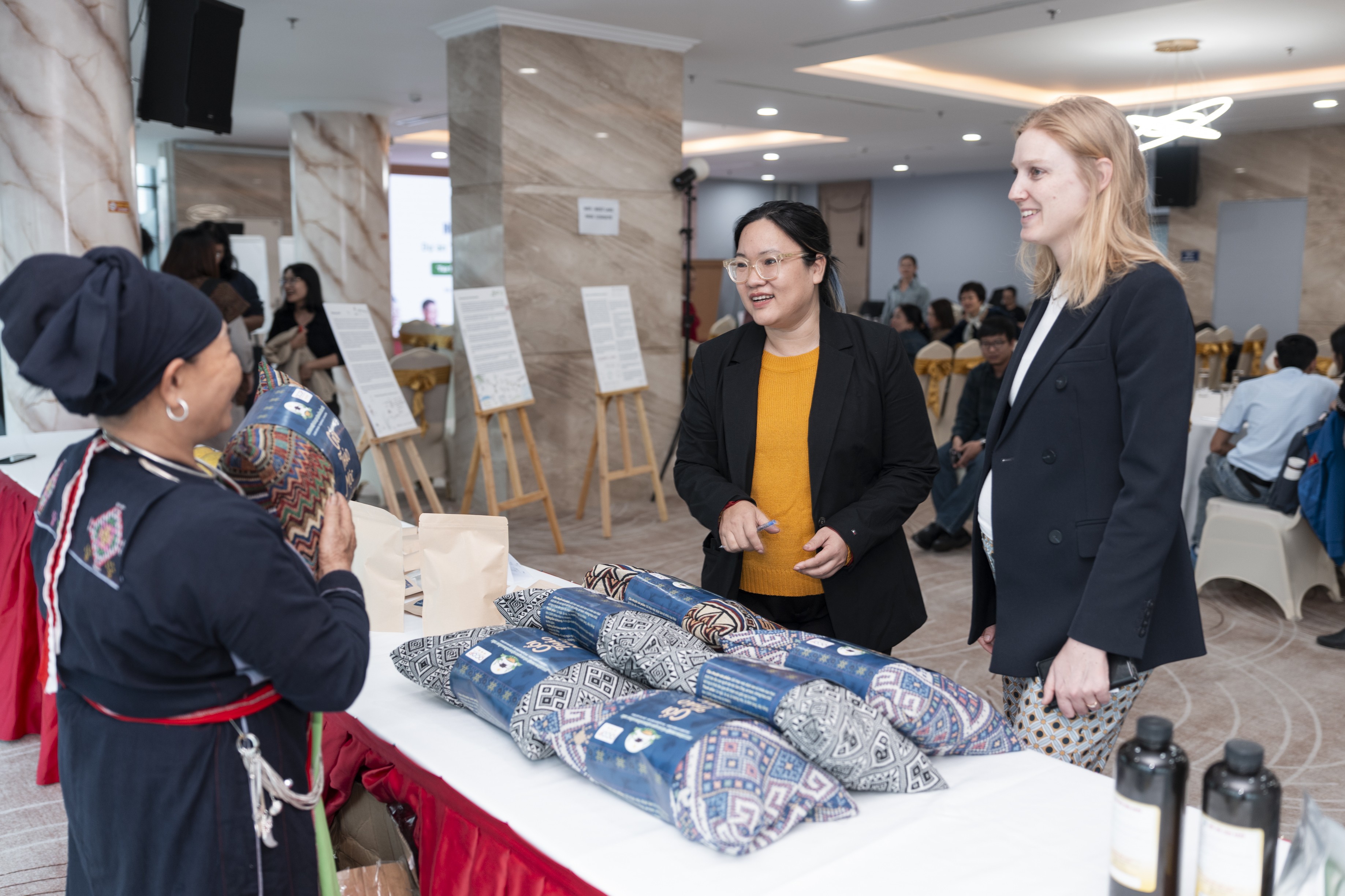 Oxfam lan tỏa tri thức bản địa, mở đường sinh kế bền vững Oxfam lan tỏa tri thức bản địa, mở đường sinh kế bền vững