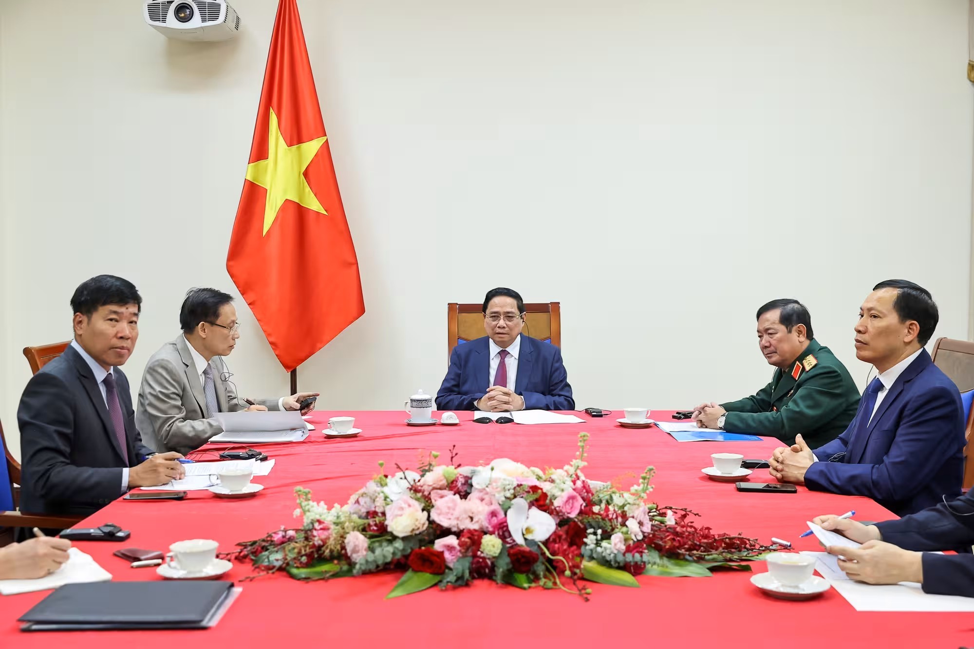 Thủ tướng Phạm Minh Chính điện đàm với Thủ tướng Malaysia Anwar Ibrahim. Thủ tướng Phạm Minh Chính điện đàm với Thủ tướng Malaysia Anwar Ibrahim.