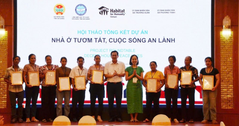 Hơn 4 tỷ đồng hỗ trợ cải thiện nhà ở cho người dân An Giang và Đồng Tháp Hơn 4 tỷ đồng hỗ trợ cải thiện nhà ở cho người dân An Giang và Đồng Tháp