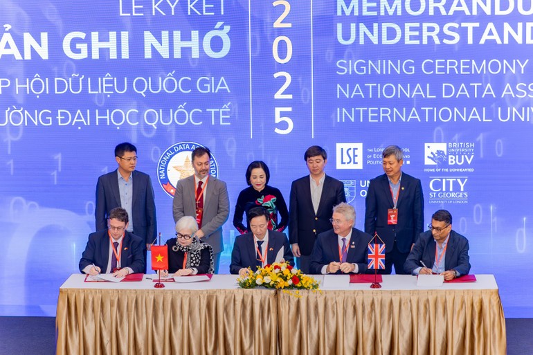 Hiệp hội Dữ liệu Quốc gia phối hợp BUV và các trường đại học uy tín của Vương quốc Anh chính thức ký kết Biên bản ghi nhớ hợp tác toàn diện. (Ảnh: Báo Nhân dân)